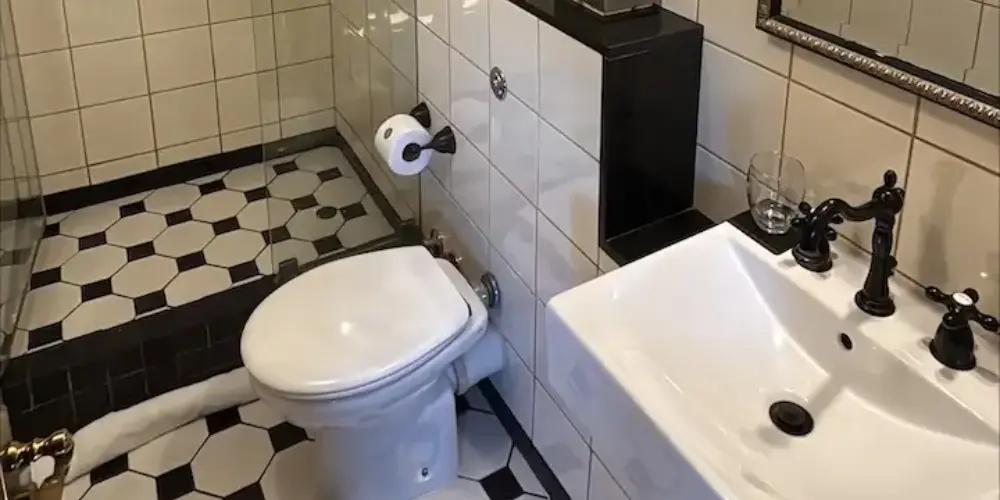 Baño habitación Petit Queen Castillo rojo