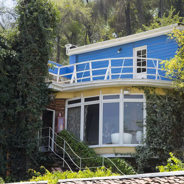 Hotel cerca a la casa de pablo neruda